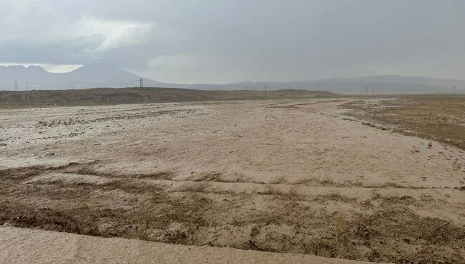 Sel nedeniyle Türkiye-İran kara yolu ulaşıma kapandı