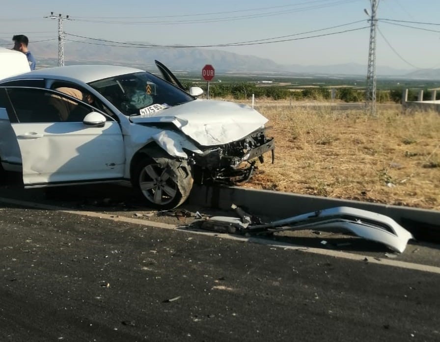 İki aracın birbirine girdiği kazada 4 kişi yaralandı