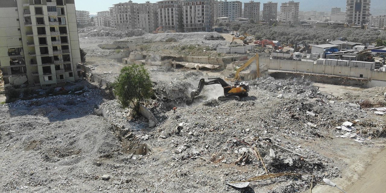 Yüzlerce kişiye mezar olan Rönesans Rezidans’ın son bloğu da yıkıldı