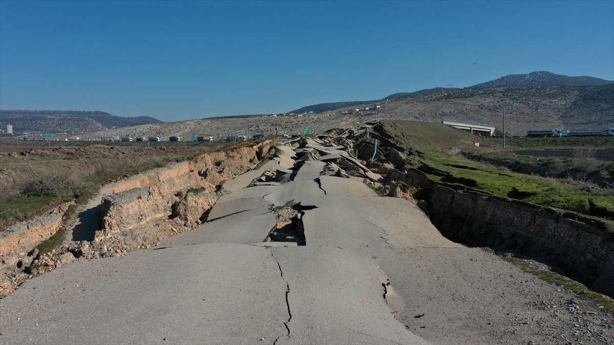 Kahramanmaraş'ta depremde hasar gören yollar onarılıyor