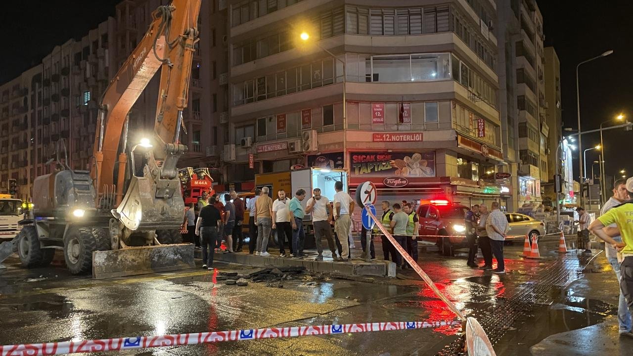 İzmir'de ana su borusu patladı, trafik durdu