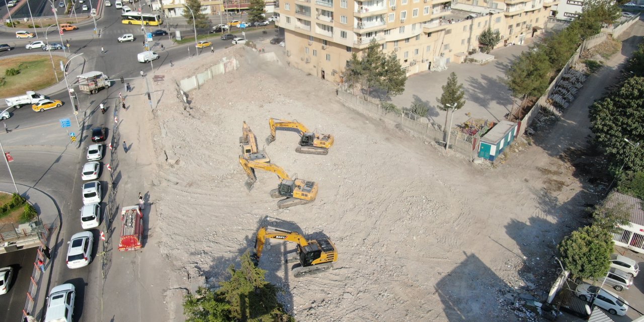 Diyarbakır'da yıkılan apartmanların yerini boş araziler aldı