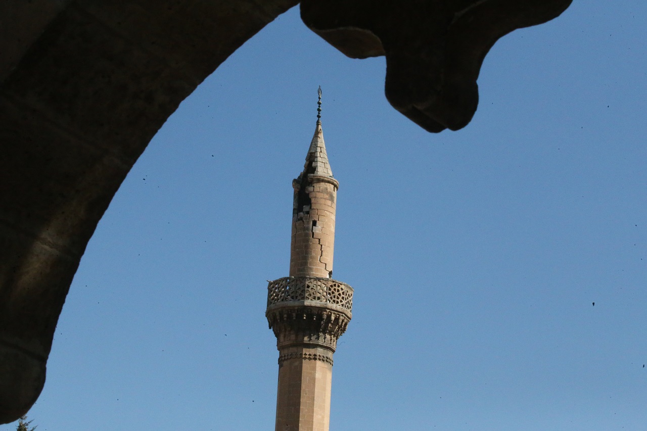 Depremde hasar gören minare restore edildi