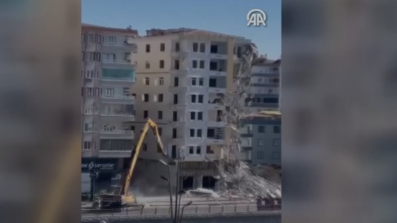 Diyarbakır'da depremde ağır hasar gören 7 katlı bina çöktü