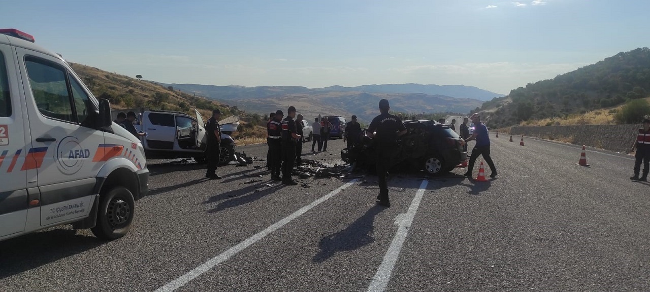 İki aracın karıştığı kazada 4 kişi öldü 2 kişi yaralandı