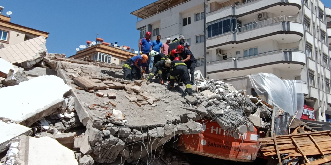 Yıkım sırasında ağır hasarlı bina çöktü: Operatör hayatını kaybetti