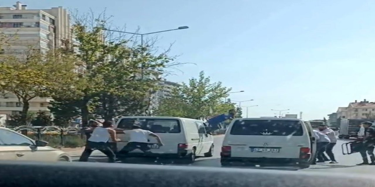 Bu kadarına pes! Trafiğin ortasında kavga ettiler