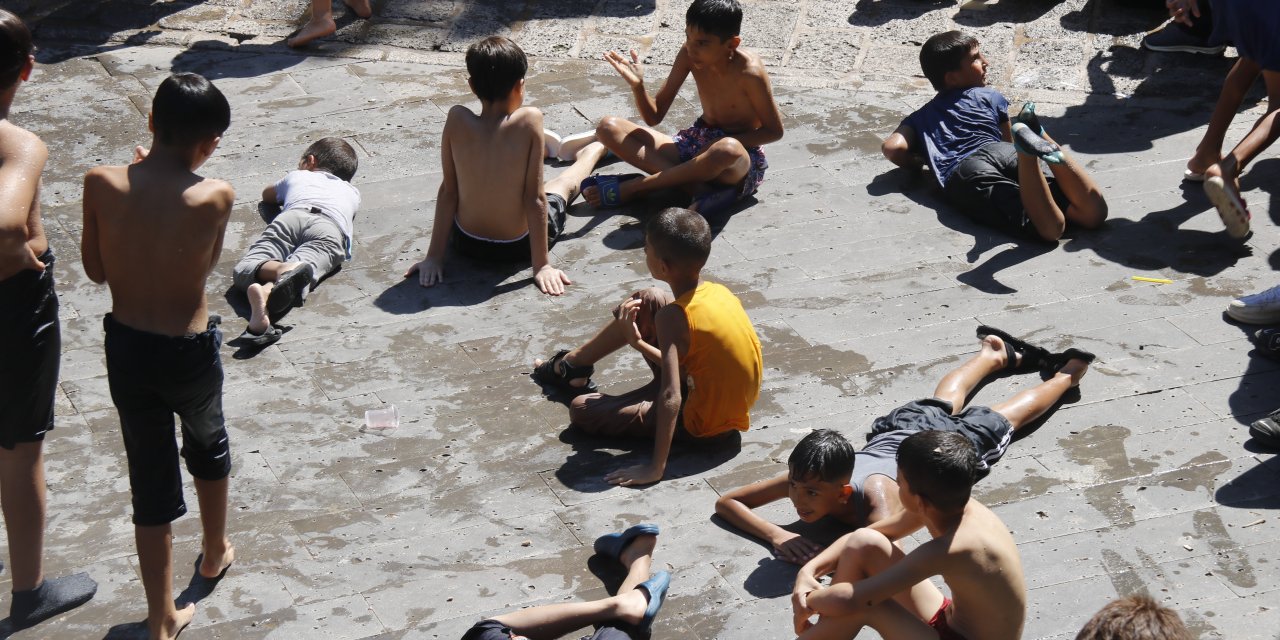 Diyarbakırlı çocuklar bazalt taşların üzerinde güneşlendi