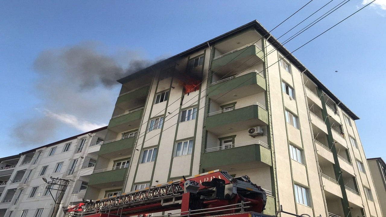 5 katlı apartmanda yangın