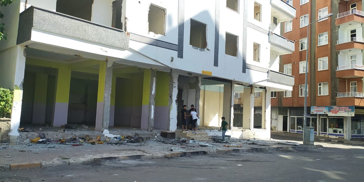 Diyarbakır'da ağır hasarlı binalar çocukların oyun mekanı oldu
