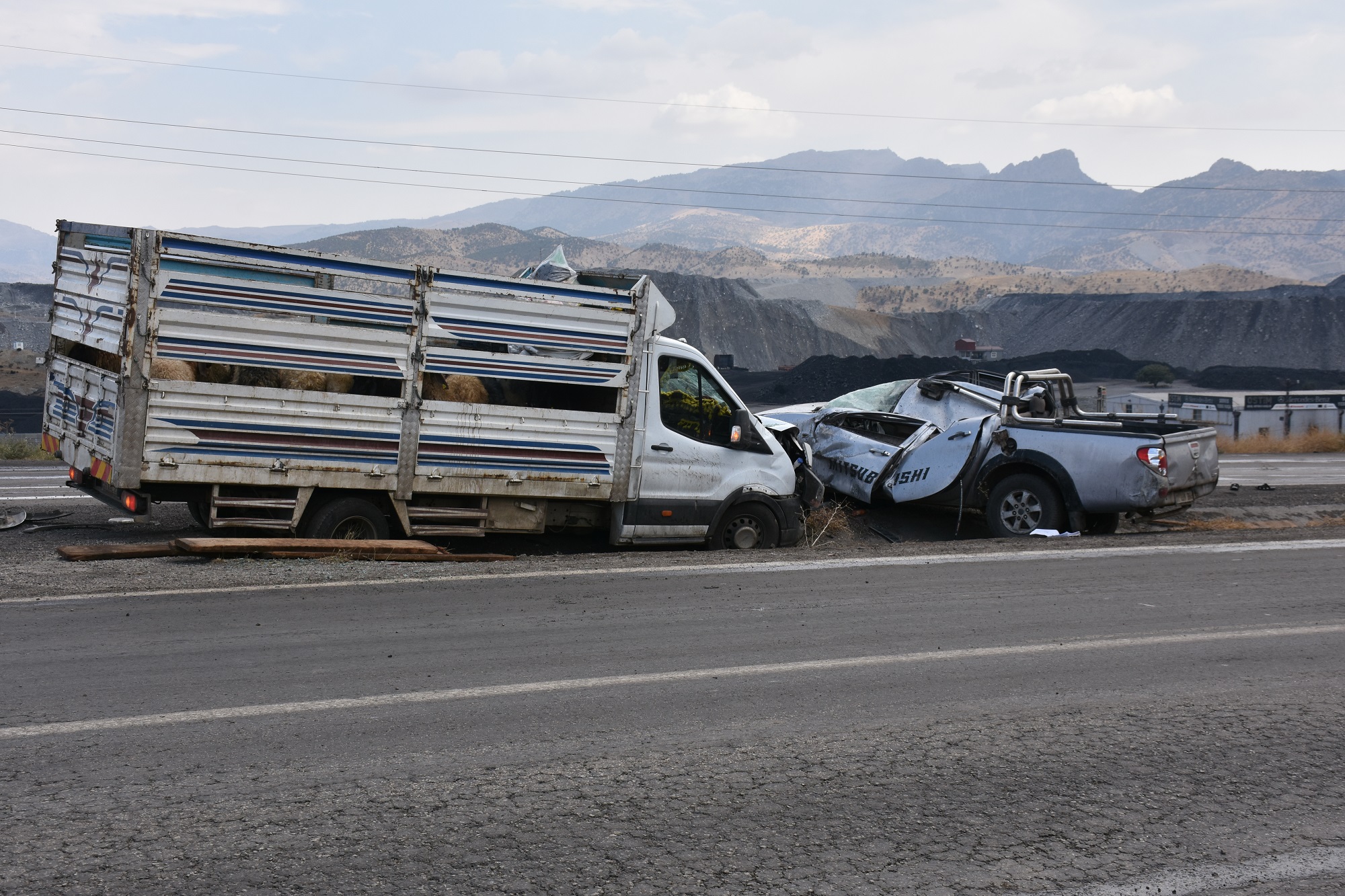 Devrilen araca kamyonetin arkadan çarpması sonucu 5 kişi yaralandı