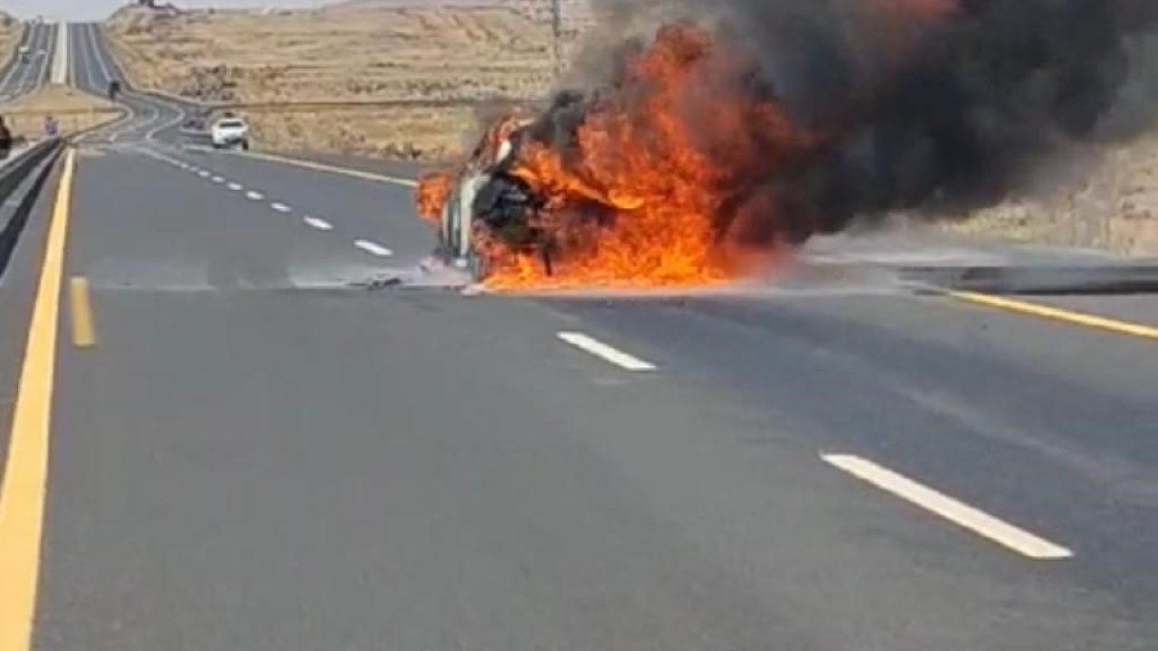 Diyarbakır'da  yolun ortasında otomobil yandı