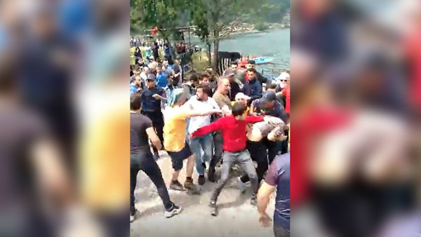 Video Haber: Trabzon'da Kürdistan atkısıyla fotoğraf çektiren turistlere saldırı