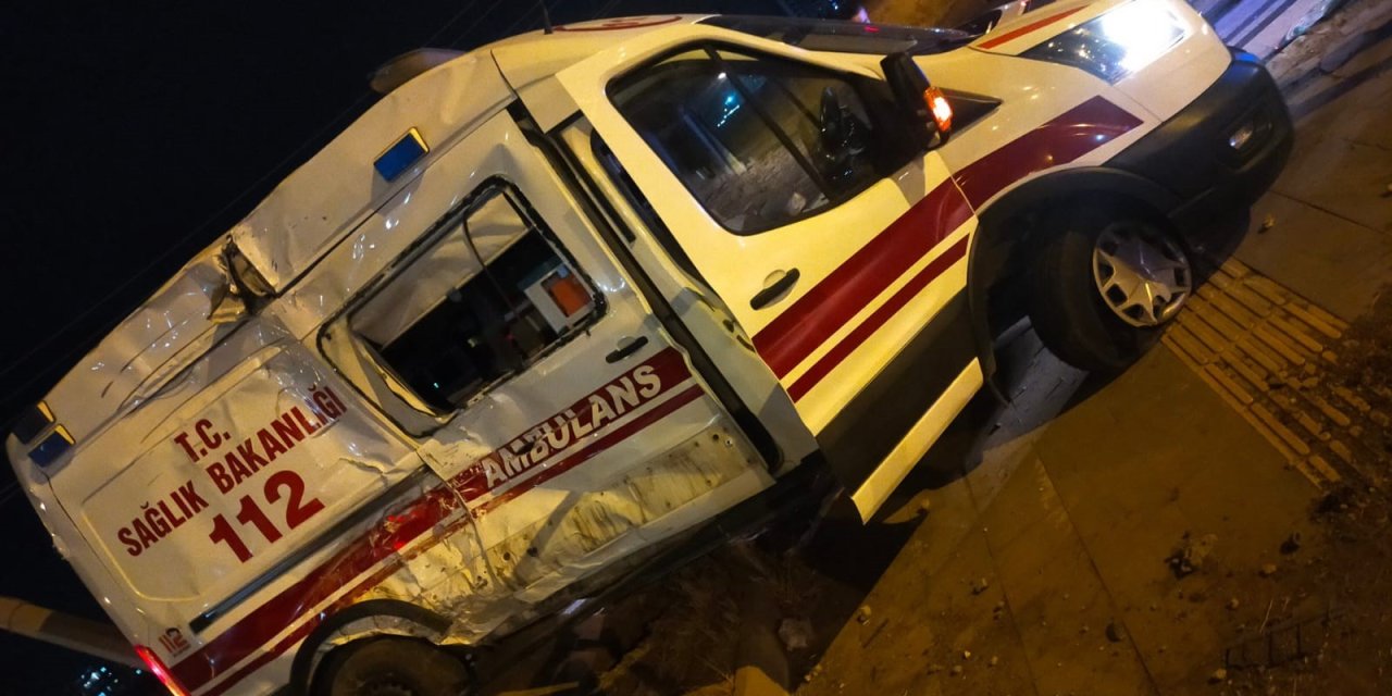 Diyarbakır’da ambulans ile otobüs çarpıştı