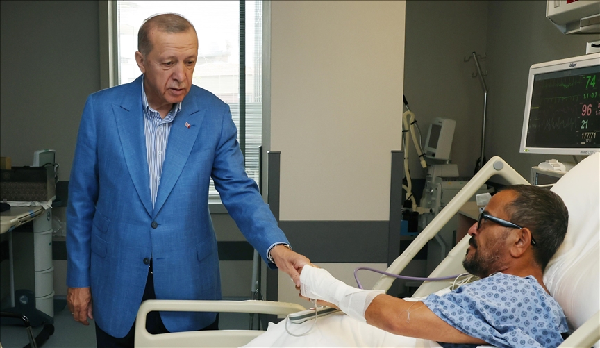 Cumhurbaşkanı Erdoğan, kaza geçiren Sabancı çiftini ziyaret etti