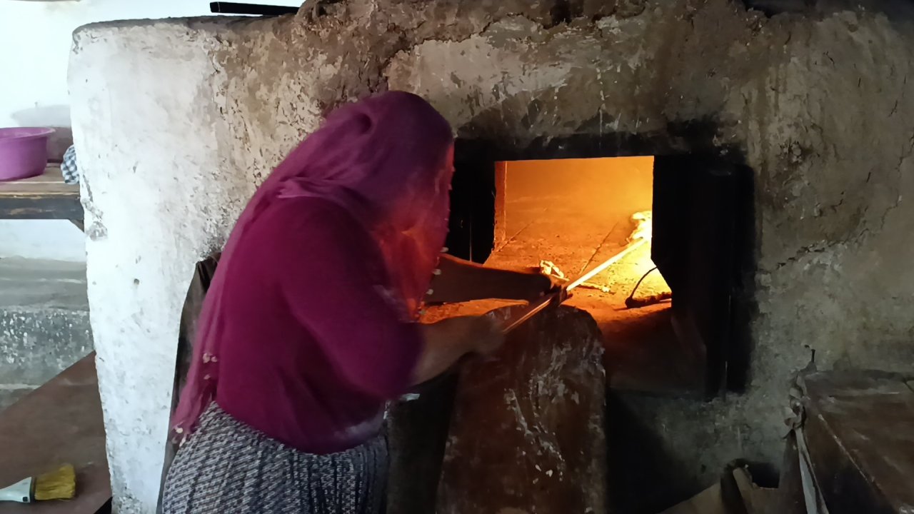 Diyarbakırlı kadınlar kendi ekmeğini pişiriyor