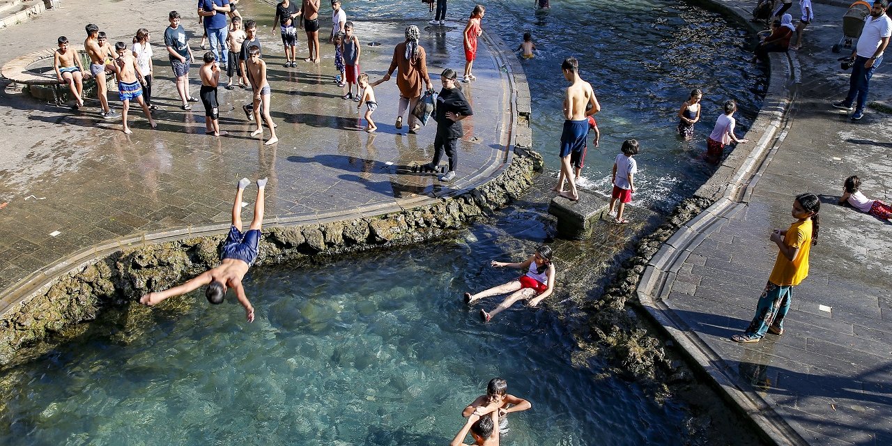 Diyarbakır’da süs havuzunda yüzen çocuklara sürpriz