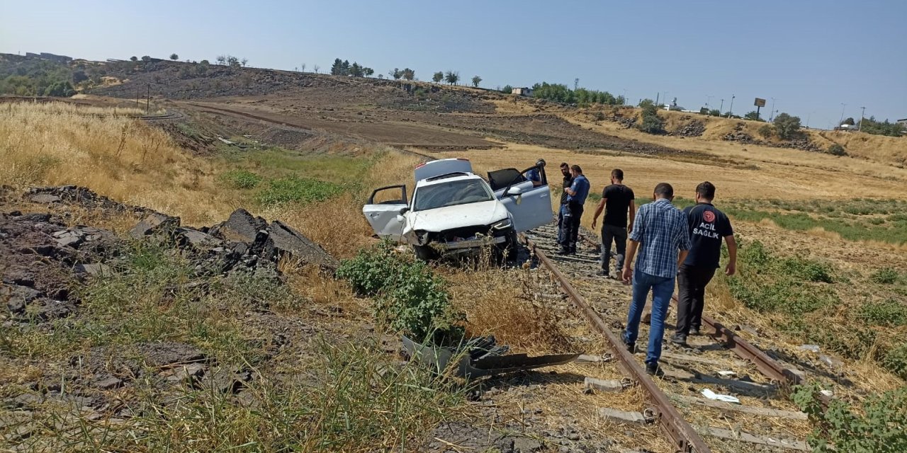 Diyarbakır’da otomobil rayların üzerine devrildi: 5 yaralı