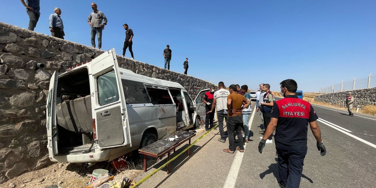 Tarım işçilerini taşıyan minibüs kaza yaptı; ölü ve yaralılar var