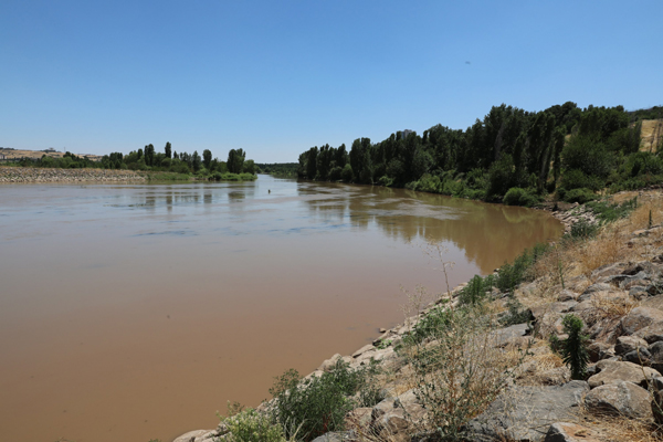 Dicle Nehri kıyısında çalışma