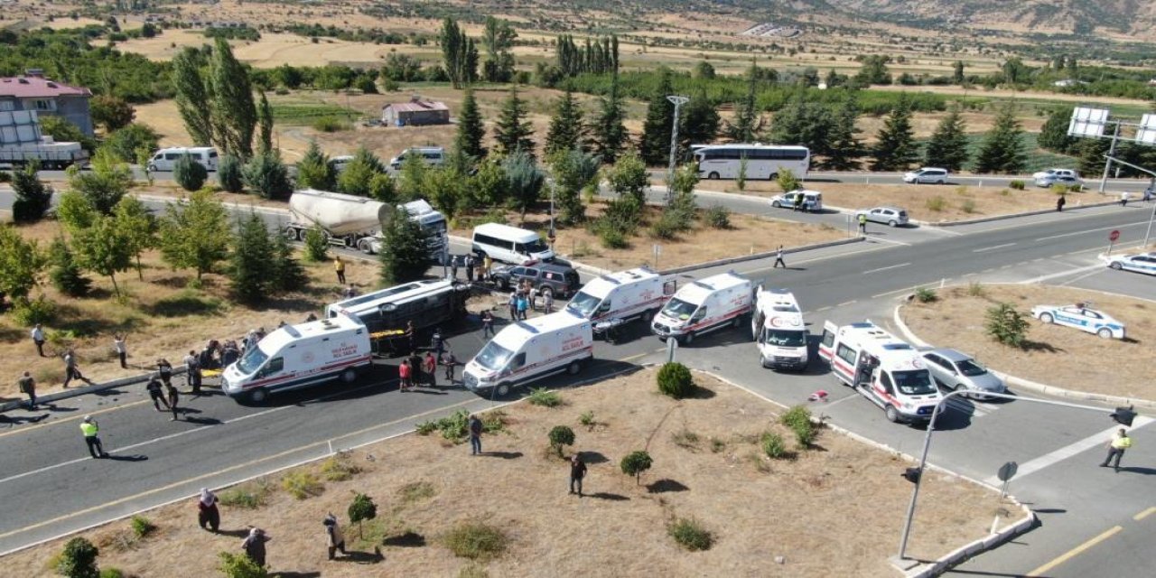 Diyarbakır’dan Malatya’ya giden tur minibüsü kaza yaptı: 18 yaralı