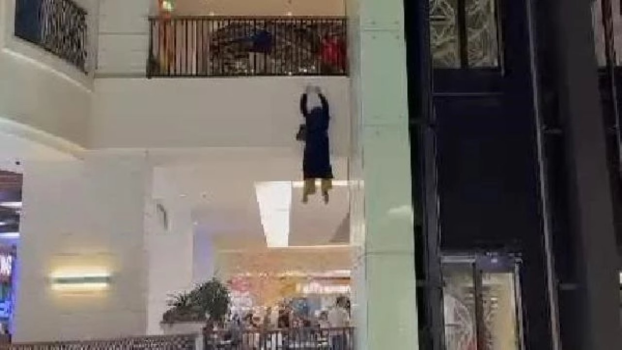 19 yaşındaki genç kız, alışveriş merkezinde intihar etti