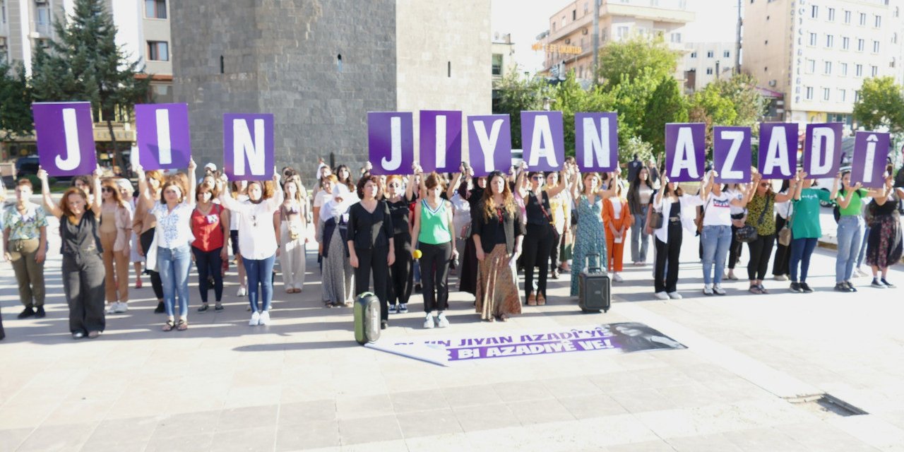 Öldürülüşünün yıldönümünde Diyarbakır'da Jina Amini protestosu