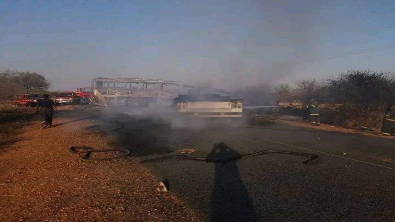 Madencileri taşıyan otobüs kamyonla çarpıştı: 20 kişi hayatını kaybetti