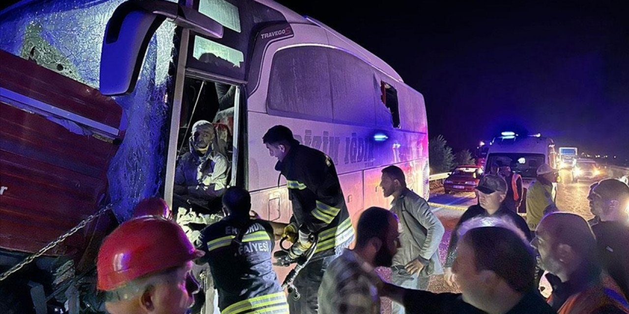 Yolcu otobüsü traktöre çarptı: 7 yaralı!