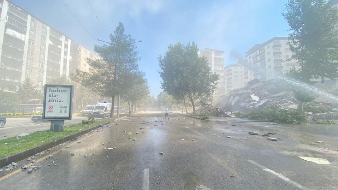 Diyarbakır'da çöken bina etrafı toz içinde bıraktı