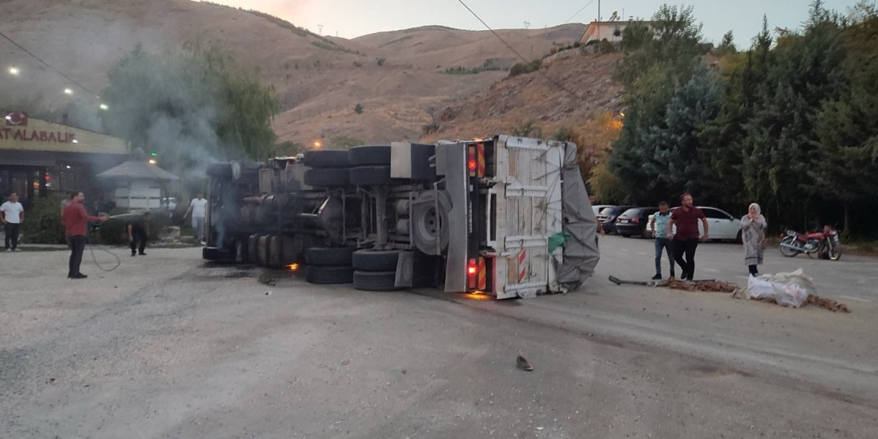 Virajı alamayan kamyon yan yattı: 5 yaralı