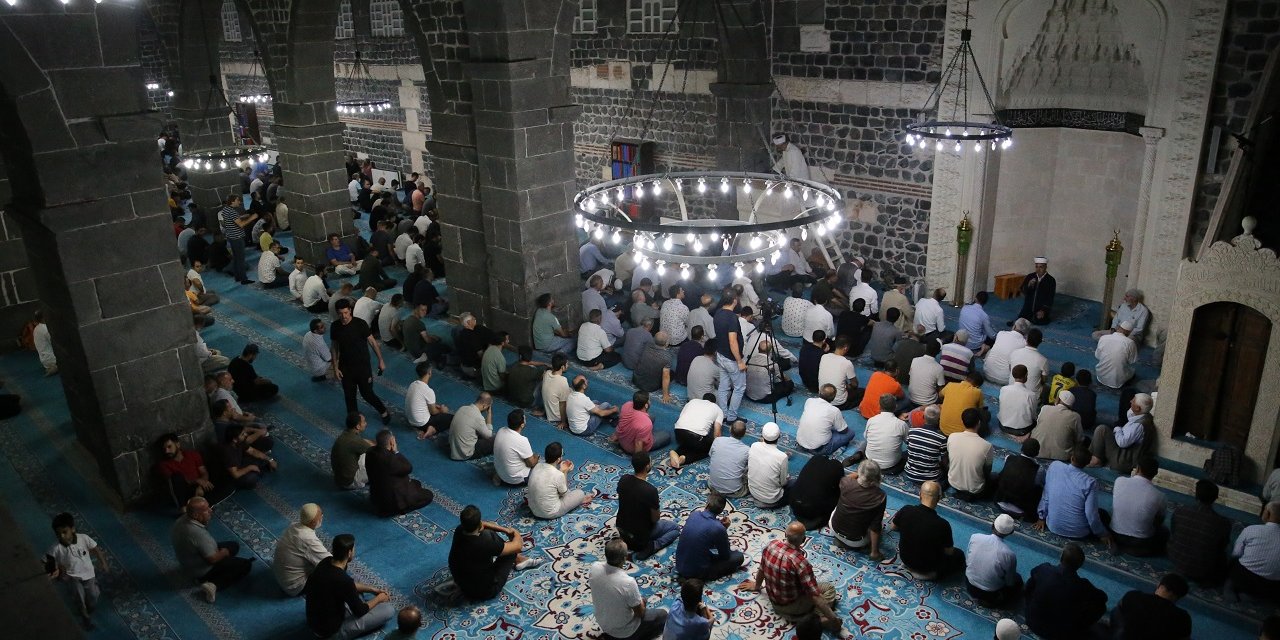 Diyarbakır Ulu Cami'de Mevlid Kandili idrak edildi