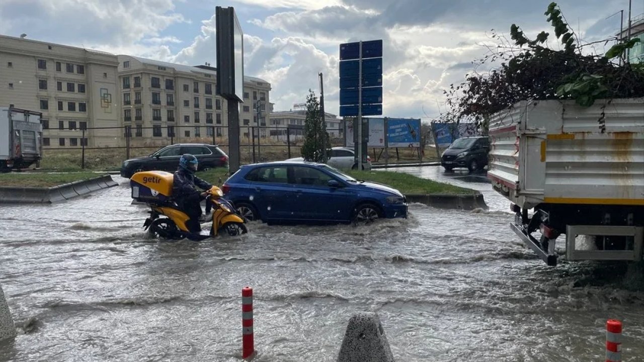 Sağanak bir anda başladı! Korkunç sel görüntüleri