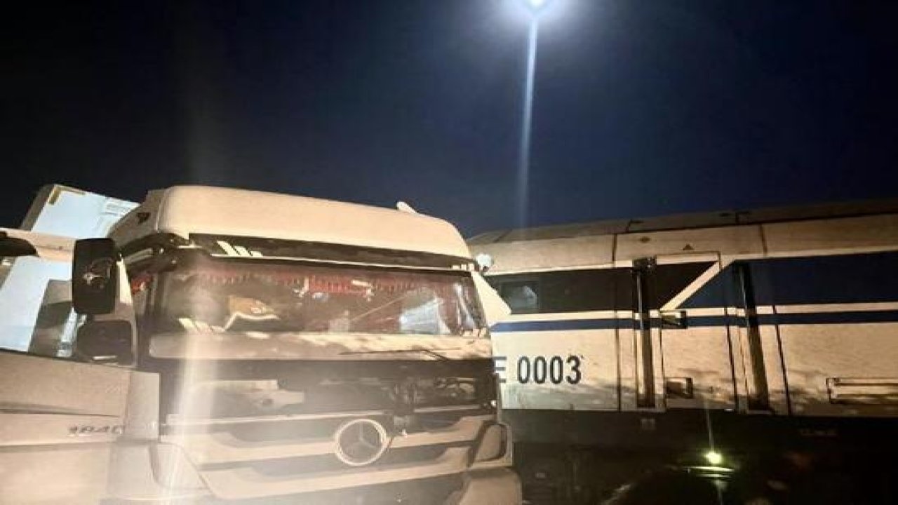 Diyarbakır’da yük treni TIR’a çarptı, 50 koyun öldü