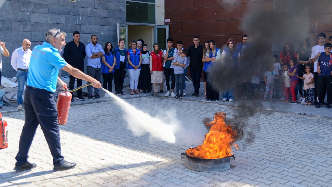 Diyarbakır İtfaiyesinden öğrencilere yangın tatbikatı