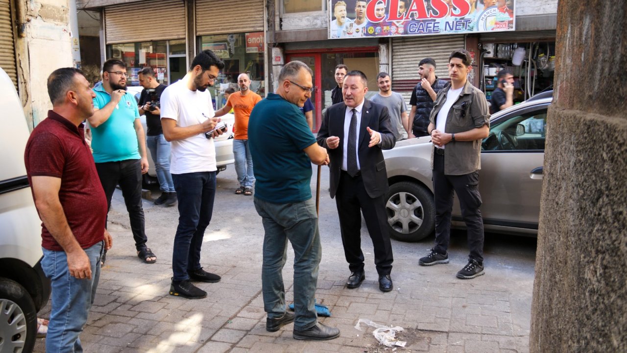 Diyarbakır esnafından Belediye Başkanına çöp atma isyanı