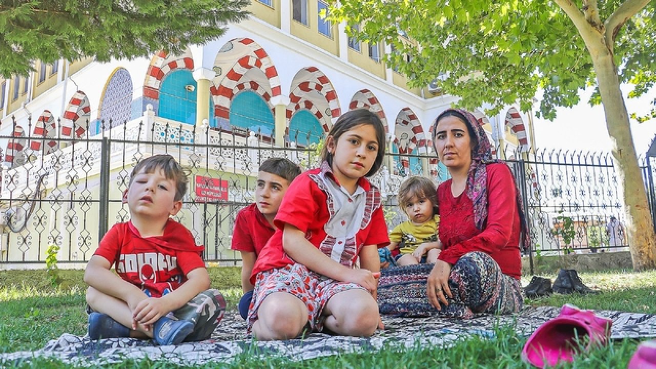 Diyarbakır'da depremden sonra sokakta kalan aile misafirhaneye yerleştirildi