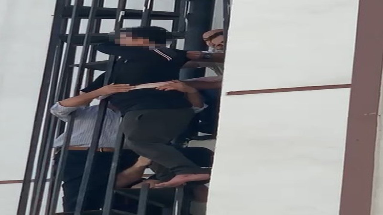 Diyarbakır'da merdivene sıkışan genci, bağladılar