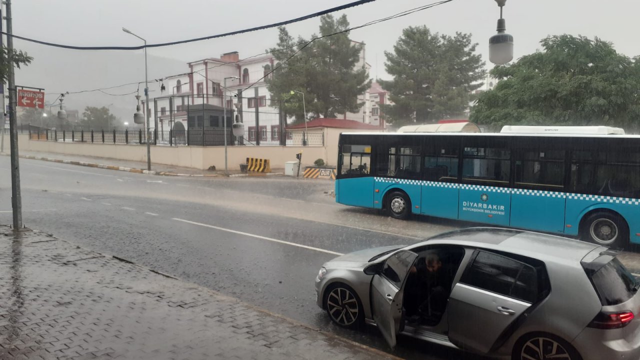 Diyarbakır'ın ilçesinde yağmur taşkına neden oldu