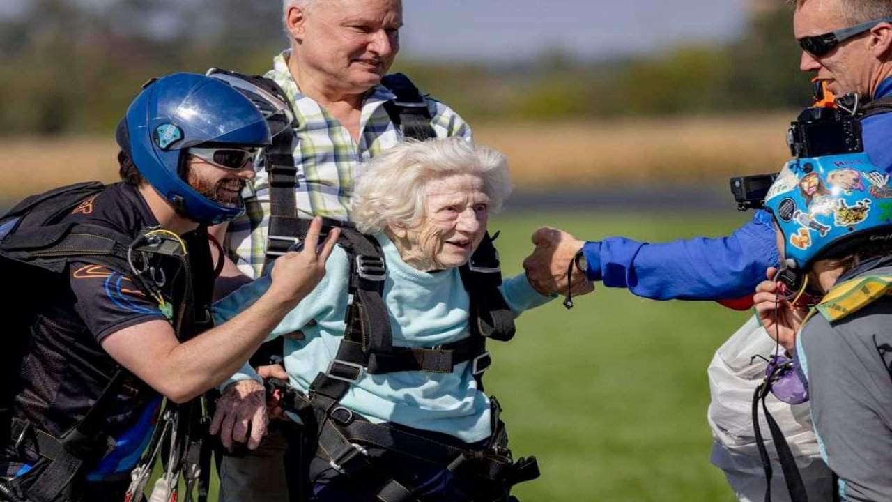 104 yaşındaki kadın paraşütle atladı