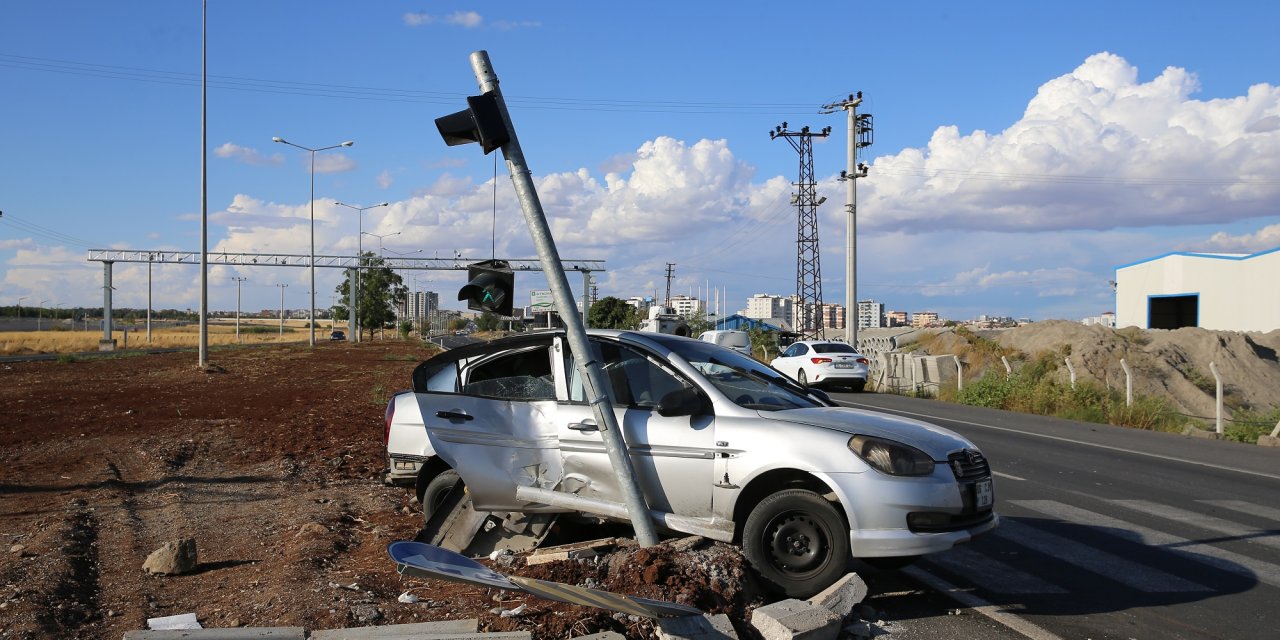 Diyarbakır'da otomobil ile hafif ticari araç çarpıştı; yaralılar var
