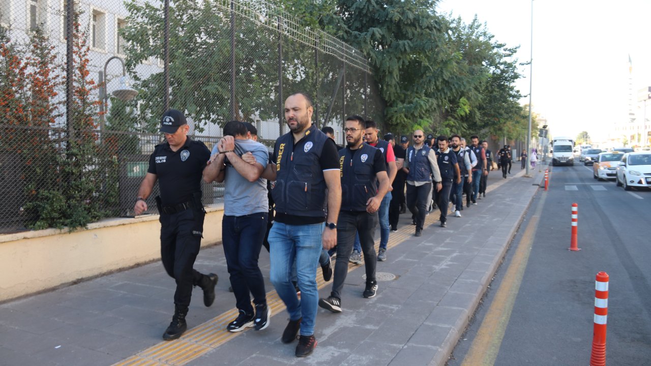 Diyarbakır'da bahis çetesi şüphelileri adliyeye sevk edildi