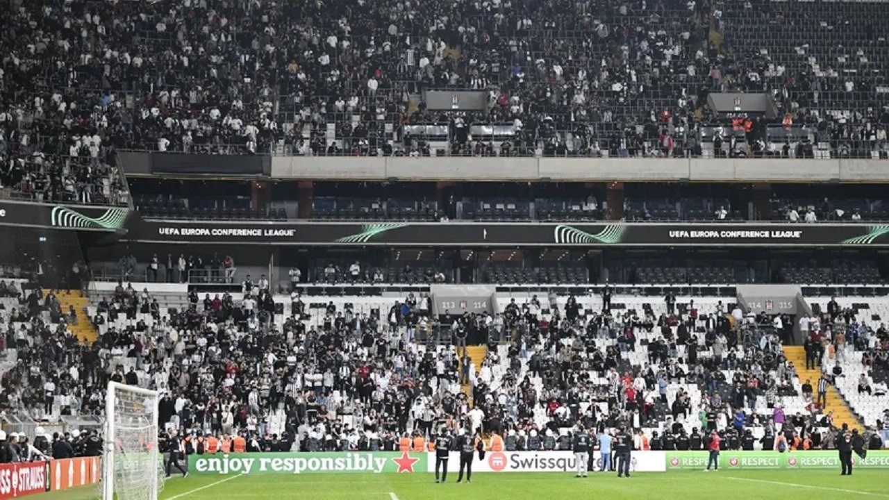 Beşiktaş taraftarlarından tepki; Stattan ayrılmadılar