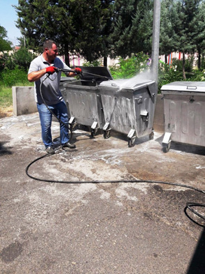Bağlar’da çöp konteynerleri dezenfekte edildi