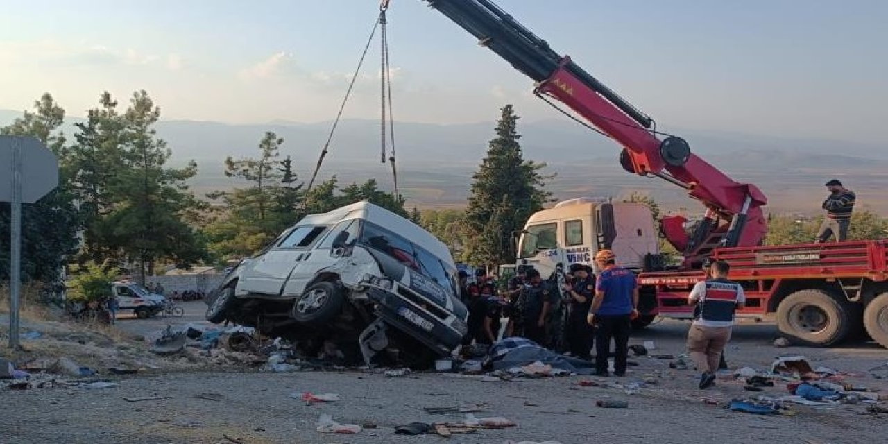 Katliam gibi kaza: 5 ölü, 5’i ağır 17 yaralı