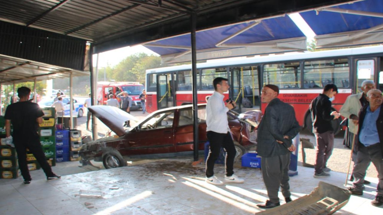 Diyarbakır’da park halindeki otomobile halk otobüsü çarptı