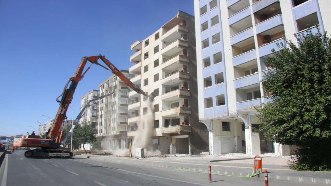 Diyarbakır'da ağır hasarlı binalar yıkılmaya devam ediliyor