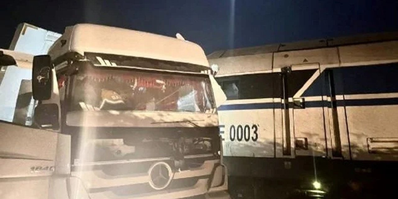Diyarbakır'da trenin çarptığı TIR'ın sürücüsü öldü