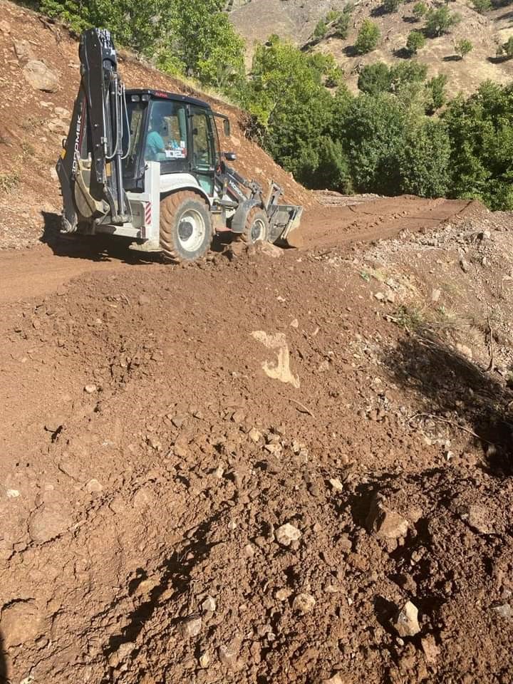 Kulp’ta heyelan sonrası temizlik çalışmaları devam ediyor