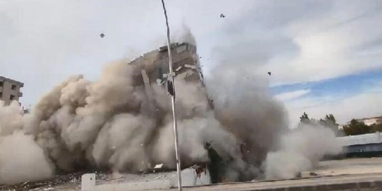 Diyarbakır’da ağır hasarlı bina çöktü !